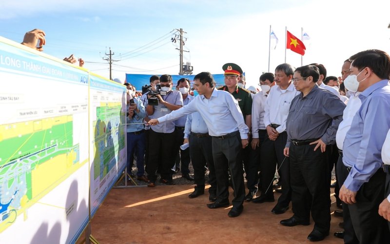 PM Pham Minh Chinh visits the project site. (Photo: Nhat Bac).