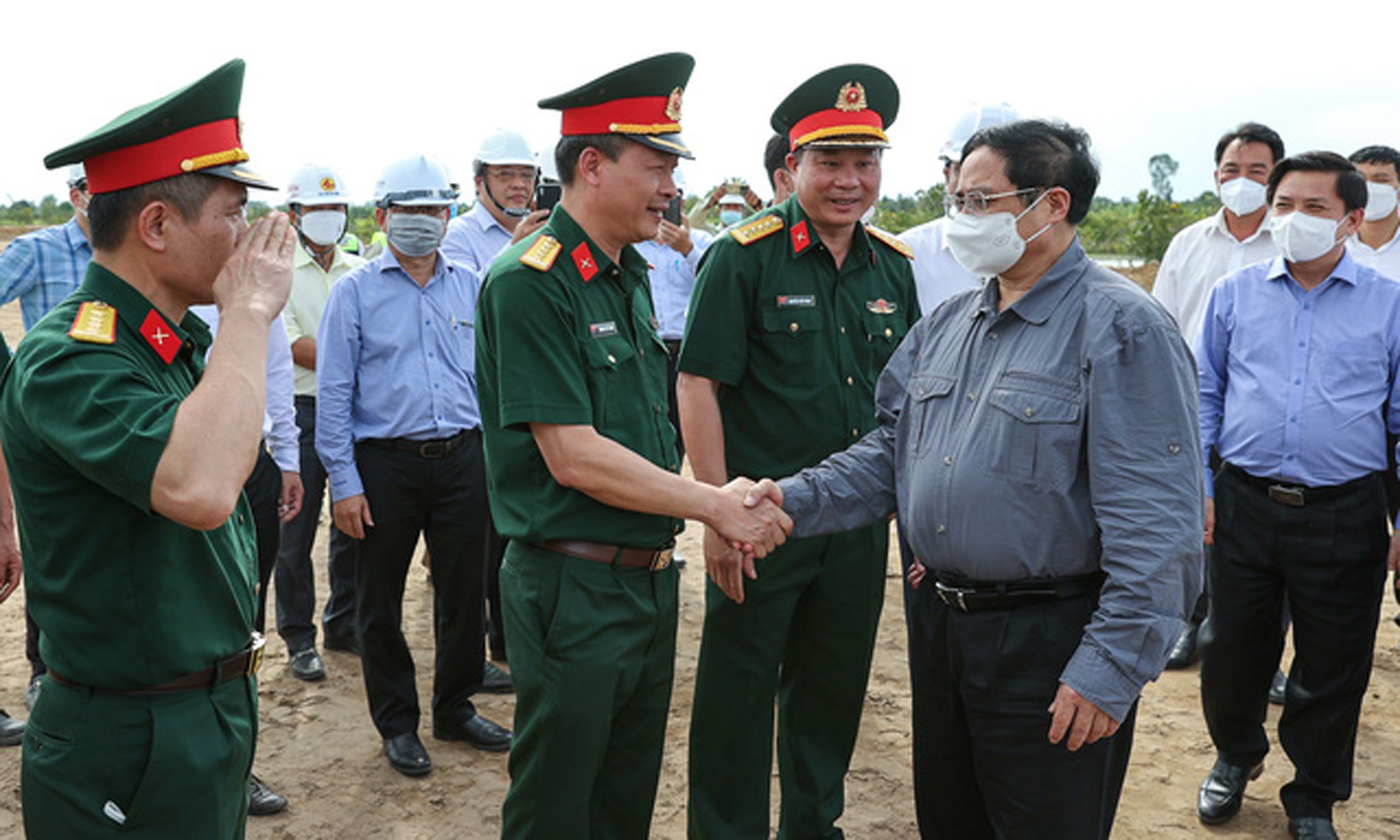 Thủ tướng chúc Tết, động viên các đơn vị thi công trên công trường. Ảnh: VGP/Nhật Bắc