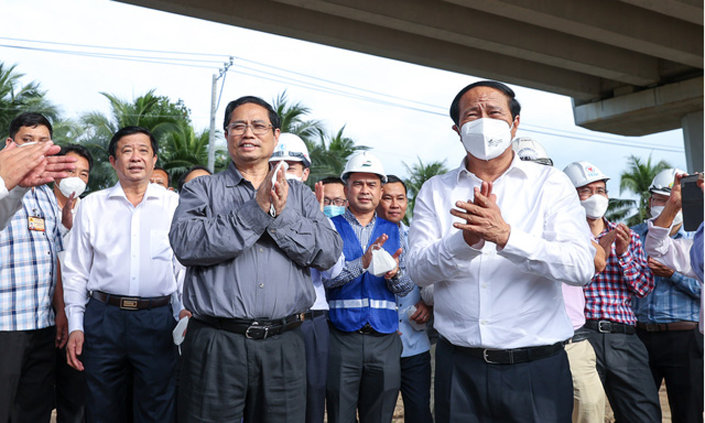 Thủ tướng bày tỏ phấn khởi trước hình hài cây cầu đang hình thành, giúp bà con nhân dân trong vùng thuận tiện hơn nhiều trong việc đi lại thời gian tới. Ảnh VGP/Nhật Bắc