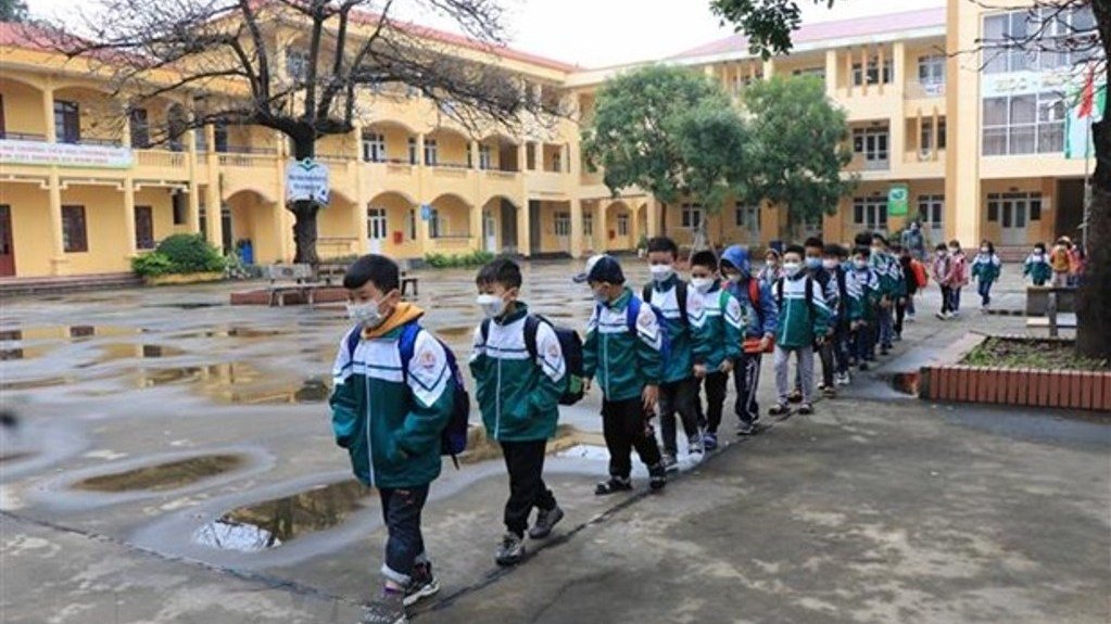 Pupils of Phuong Mao Primary School, Que Vo District, Bac Ninh Province, implement the COVID-19 epidemic prevention measures while controlling distance. (Photo: Thanh Thuong/VNA).