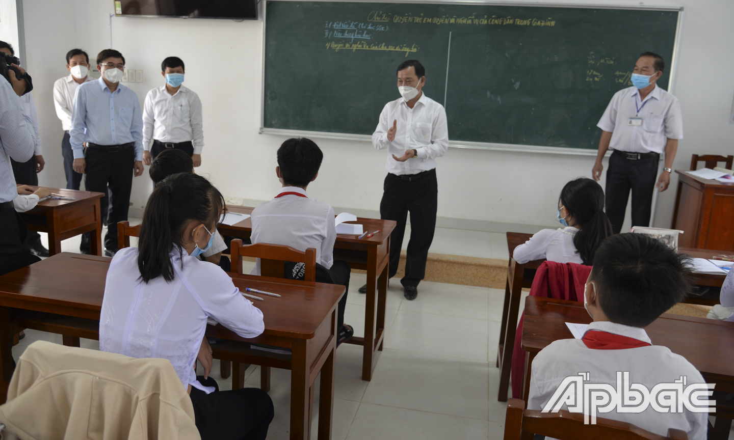 Đồng chí Nguyễn Văn Vĩnh nhắc nhở học sinh Trường THCS Phú Phong thực hiện nghiêm các biện pháp phòng dịch.