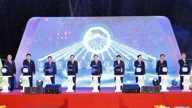 National Assembly Chairman Vuong Dinh Hue (C) and delegates press button to kick-start the PBAT biodegradable resin factory project (Photo: VNA).