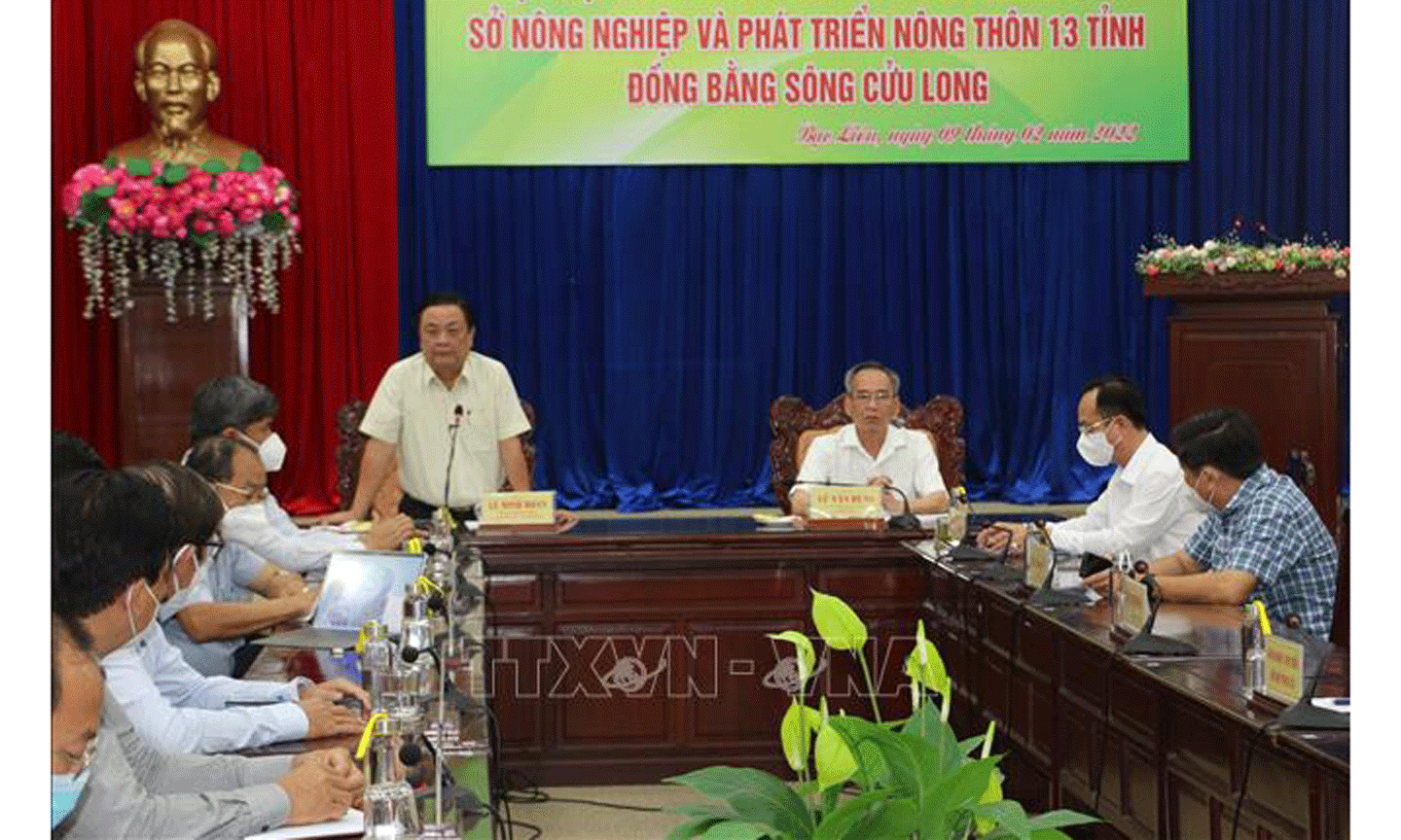 Bộ trưởng Bộ Nông nghiệp và Phát triển nông thôn Lê Minh Hoan phát biểu chỉ đạo tại buổi họp mặt. 
