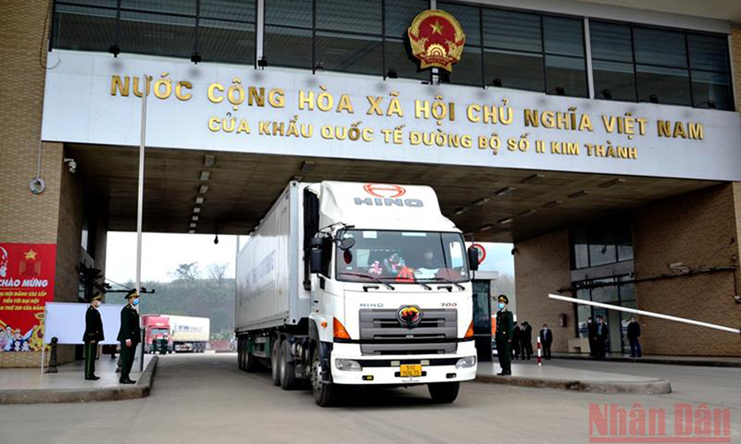 Thông quan xuất khẩu thanh long qua Cửa khẩu Kim Thành (Lào Cai) ngày 12/1. Ảnh: Quốc Hồng