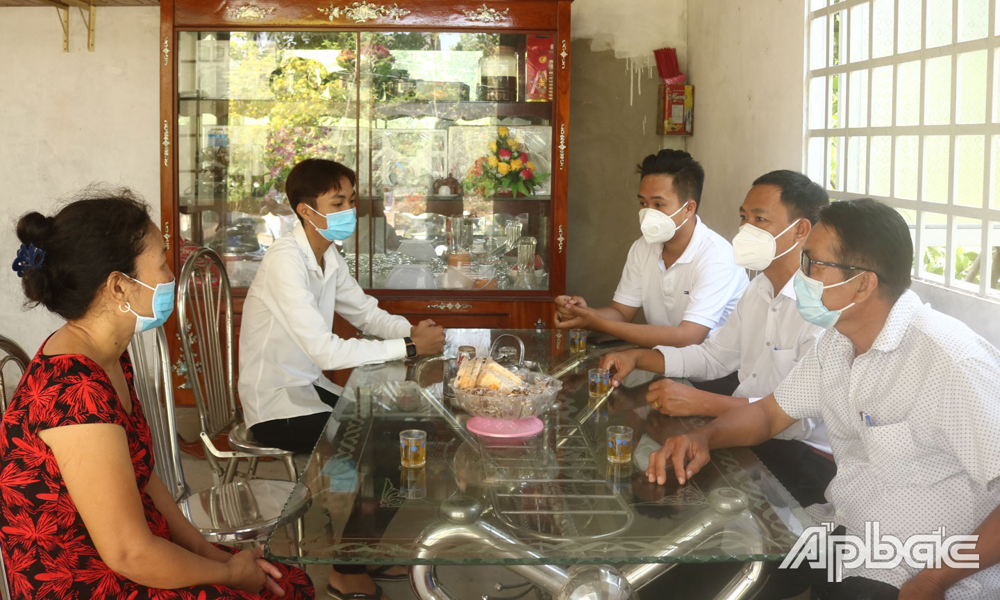 Hội đồng NVQS xã Phú An gặp gỡ, động viên thanh niên trúng tuyển NVQS  và gia đình.