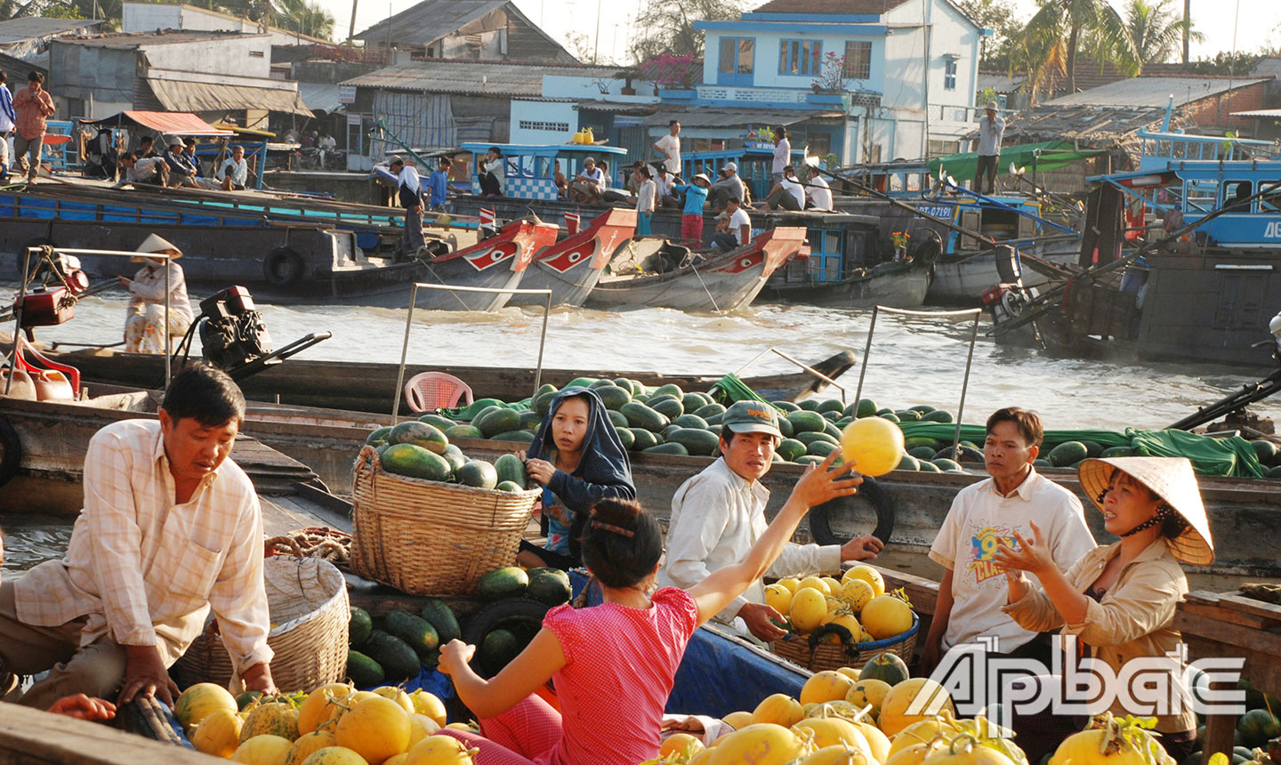 Chợ nổi Cái Bè nhộn nhịp mua bán vào buổi sáng sớm. Ảnh: VÕ NGUYÊN PHÚ 