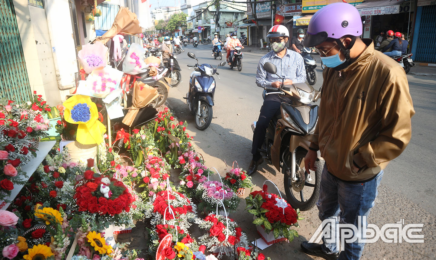 Nhiều người chọn hoa tươi, đặc biệt là hoa hồng đỏ làm quà tặng trong ngày Lễ Tình nhân 14-2.