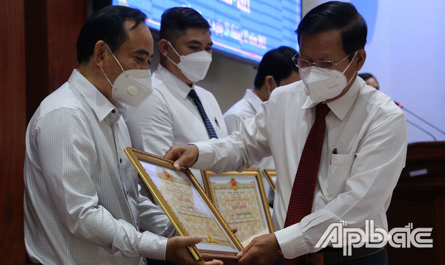 Thạc sĩ Võ Văn Tân (bìa trái) tại Lễ trao giải Hội thi Sáng tạo kỹ thuật tỉnh Tiền Giang lần thứ XIV.