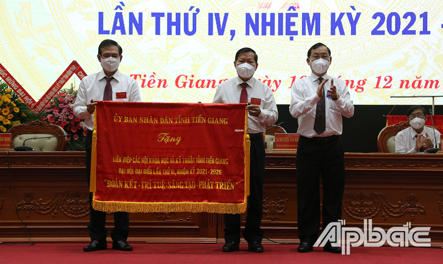 Đồng chí Nguyễn Văn Vĩnh trao bức trướng “Đoàn kết - Trí tuệ - Sáng tạo - Phát triển” cho Liên hiệp Hội.