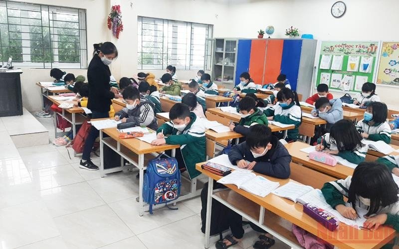 Students at Sai Son A Primary School, Quoc Oai district, Hanoi return to in-person learning (Photo: Mai Quy Tung).