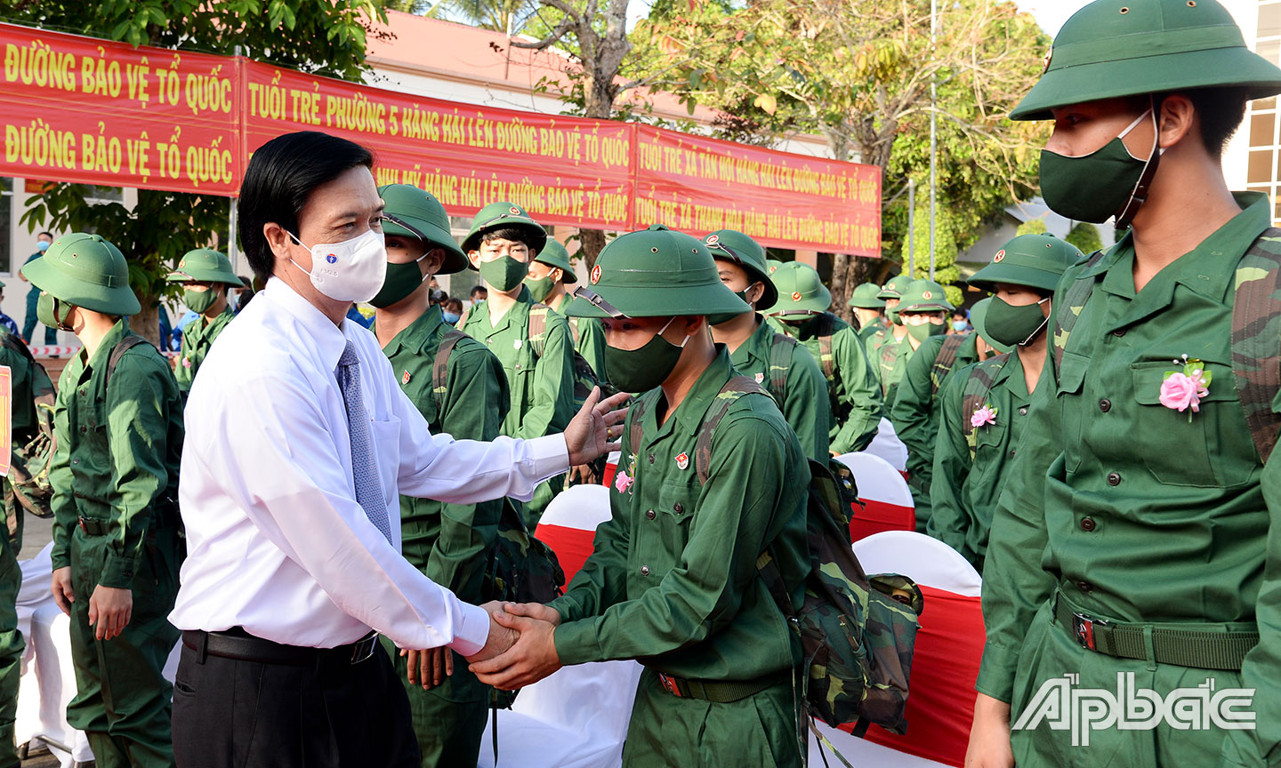 Đồng chí Nguyễn Văn Danh, Ủy viên Ban Chấp hành Trung ương Đảng, Bí thư Tỉnh ủy động viên  các tân binh TX. Cai Lậy lên đường thực hiện nghĩa vụ quân sự năm 2021.