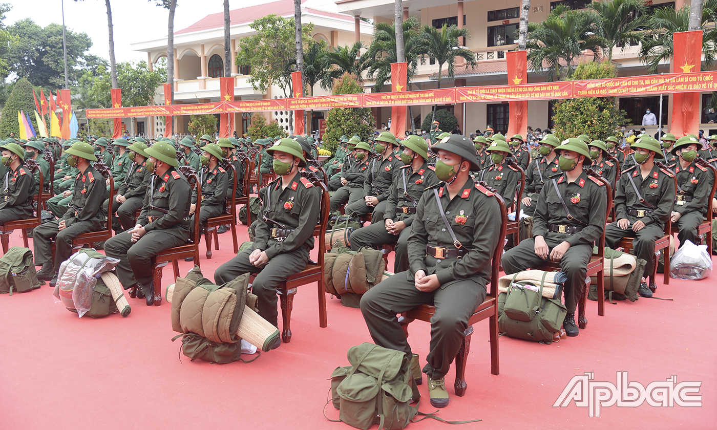 Thực hiện nghĩa vụ tham gia Công an nhân dân là 55 thanh niên.