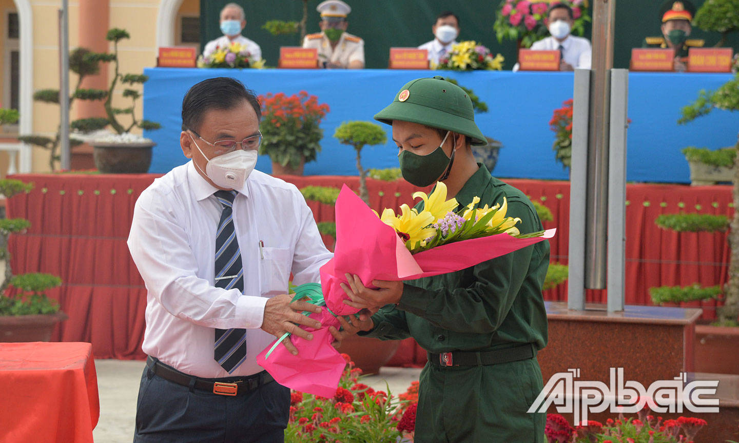 Đồng chí Võ Văn Bình tặng hoa tân binh phát biểu tại buổi lễ.