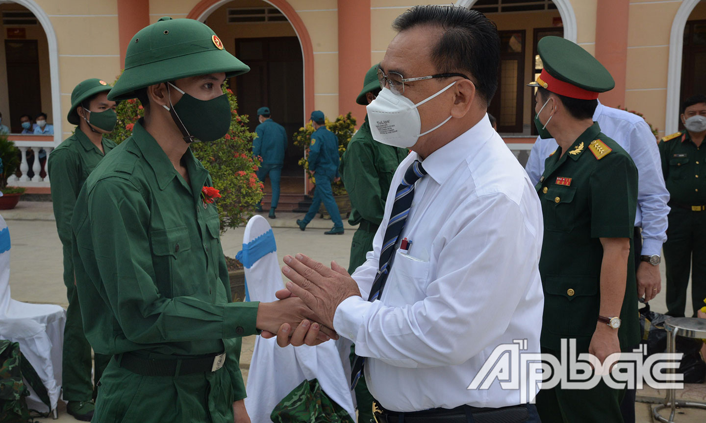 Đồng chí Võ Văn Bình chúc mừng, động viên các tân binh lên đường nhập ngũ.