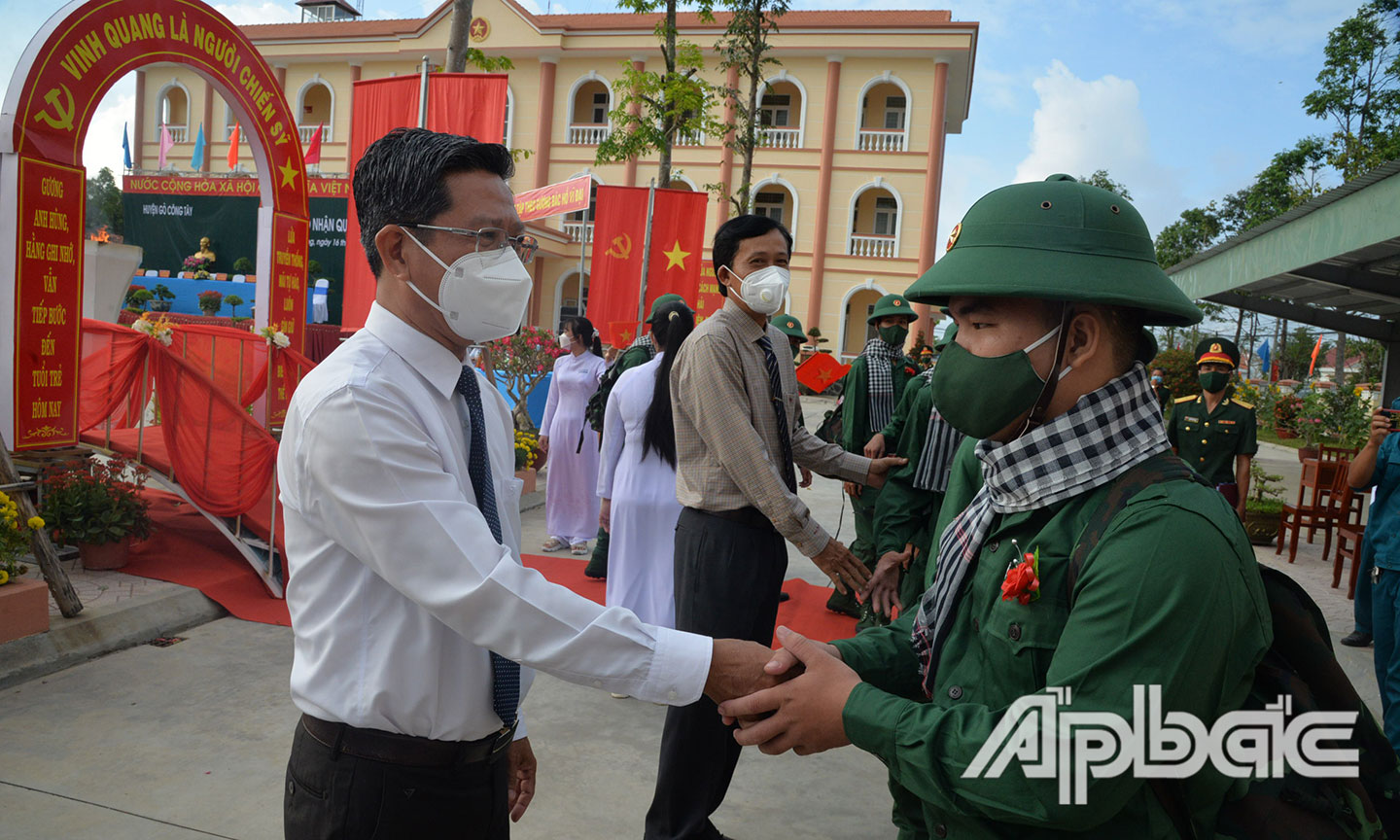 Lãnh đạo huyện Gò Công Tây động viên tinh thần tân binh.