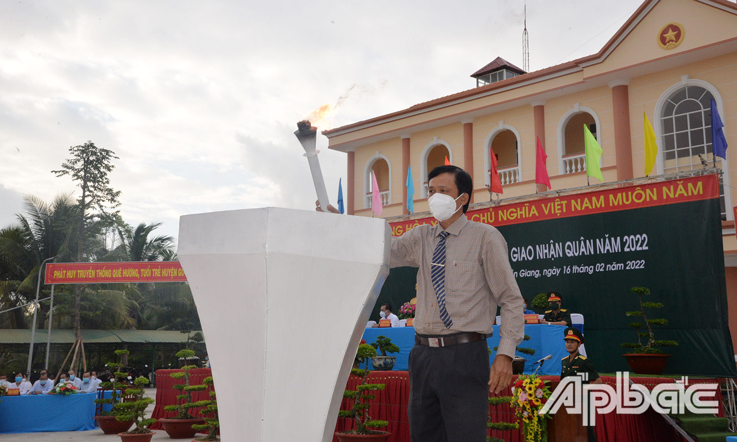 Lãnh đạo huyện Gò Công Tây thắp lửa truyền thống tại Lễ giao, nhân quân.