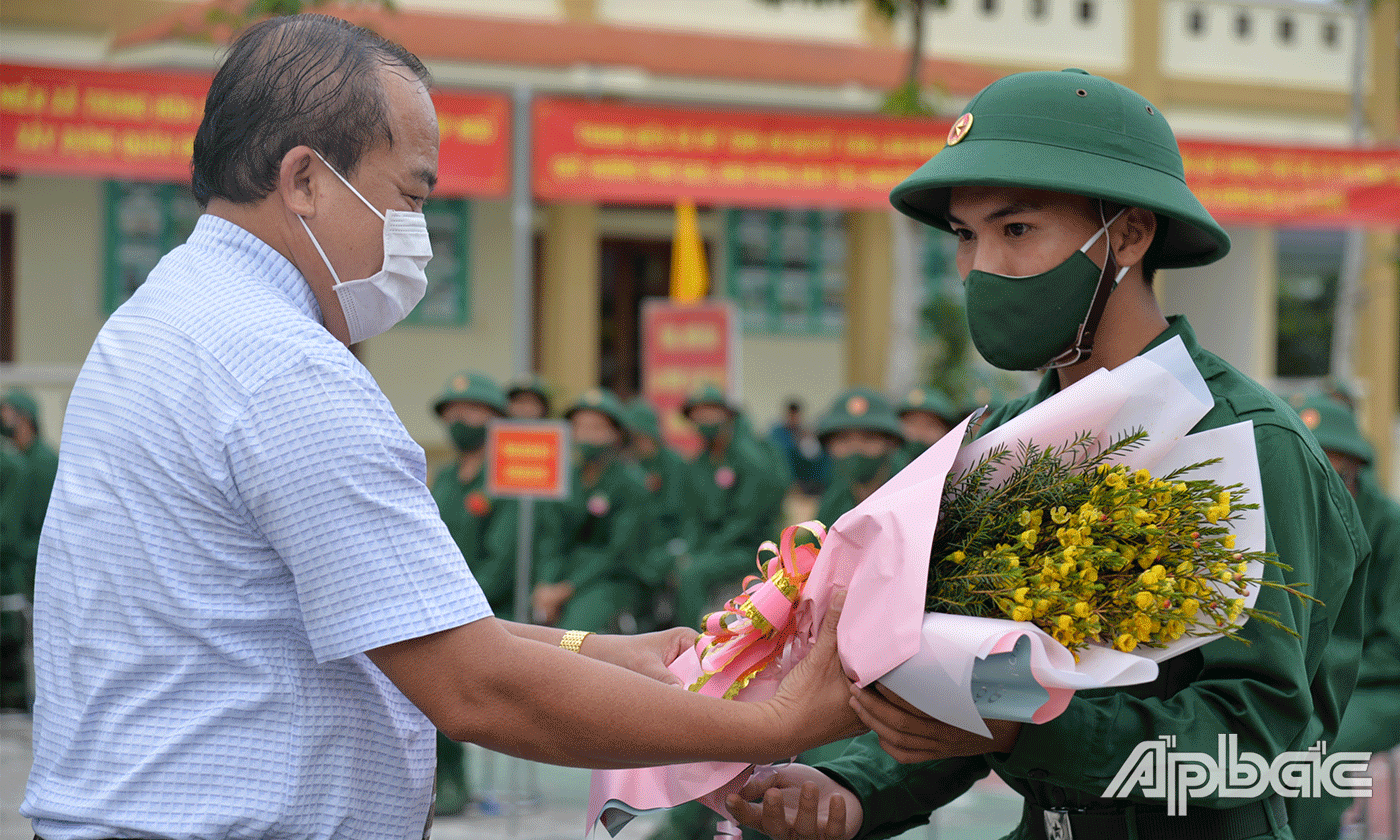 Đồng chí Nguyễn Chí Trung tặng hoa tân binh.