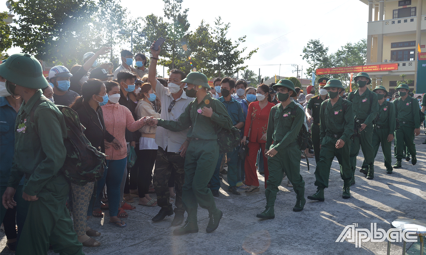 Tân binh huyện Chợ Gạo lên đường nhập ngũ.