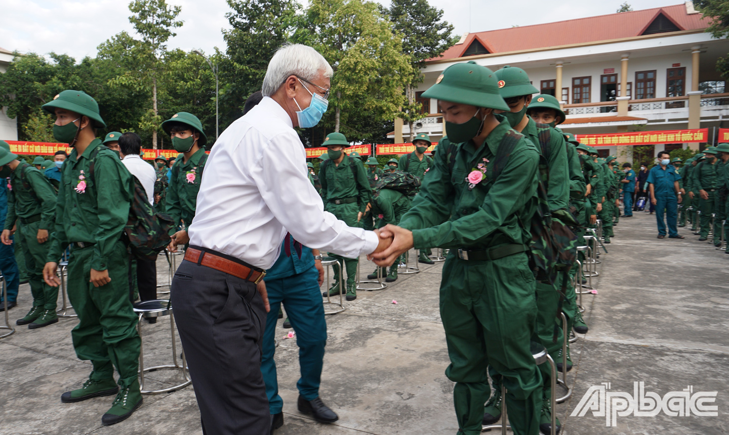 Chủ tịch UBND huyện Châu Thành Huỳnh Văn Bé Hai động viên, thăm hỏi thanh niên huyện Châu Thành lên đường nhập ngũ.