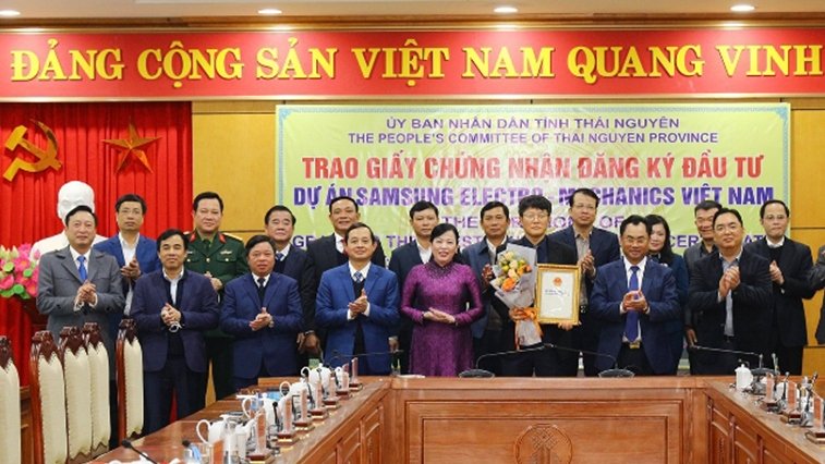 ABO/NDO – Authority of the northern province of Thai Nguyen on February 16 handed over a licence to Samsung Electro-Mechanics Vietnam Co., Ltd (SEMV) under Samsung Corporation of the Republic of Korea to add 920 million USD to its project in the Yen Binh industrial park (IP) in Pho Yen town.