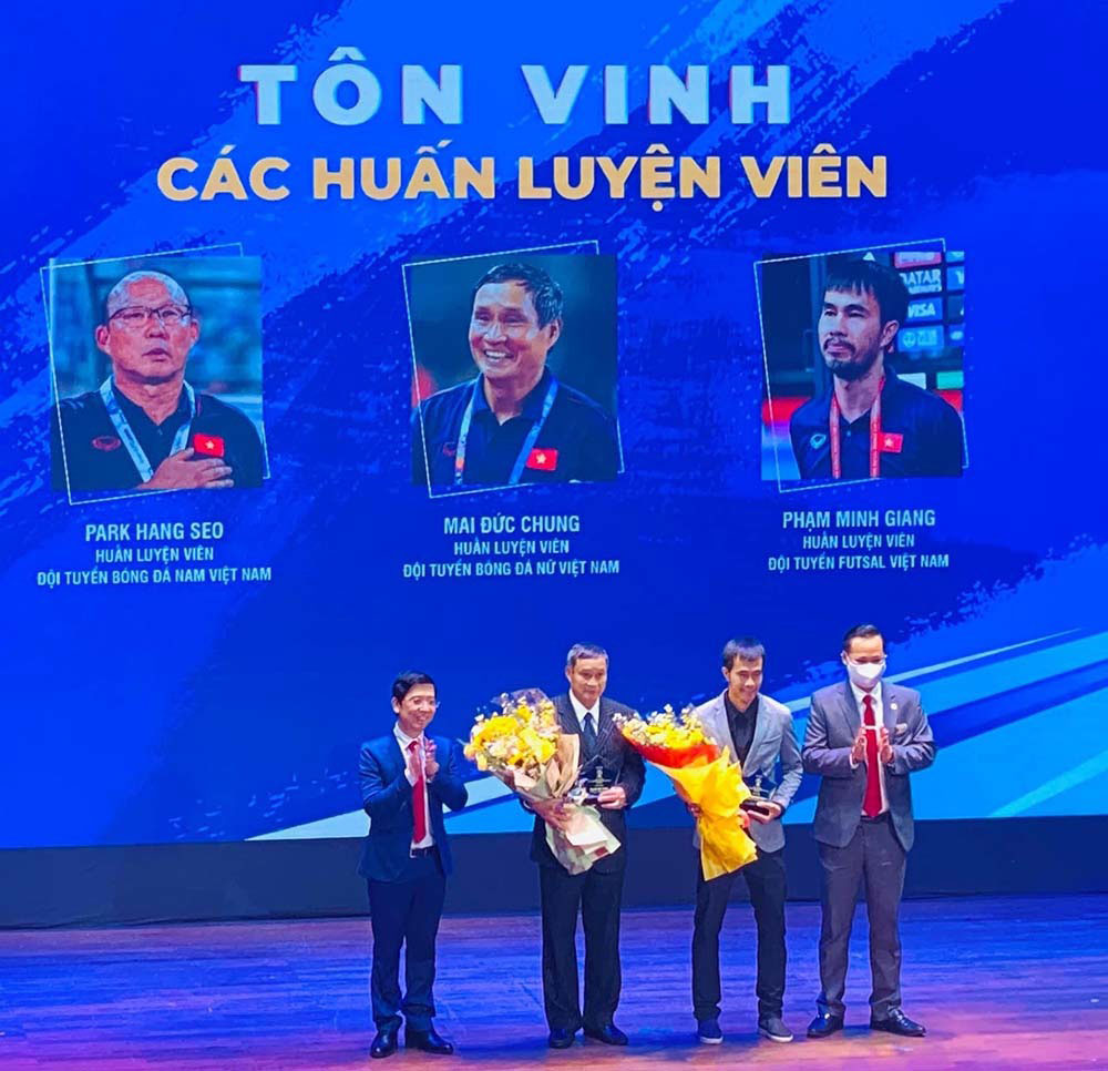 Sự tôn vinh dành cho HLV Mai Đức Chung và Phạm Minh Giang là xứng đáng với những đóng góp và thành tích đã đạt được. 	                                                                                                   Ảnh: Vietnamnet.vn