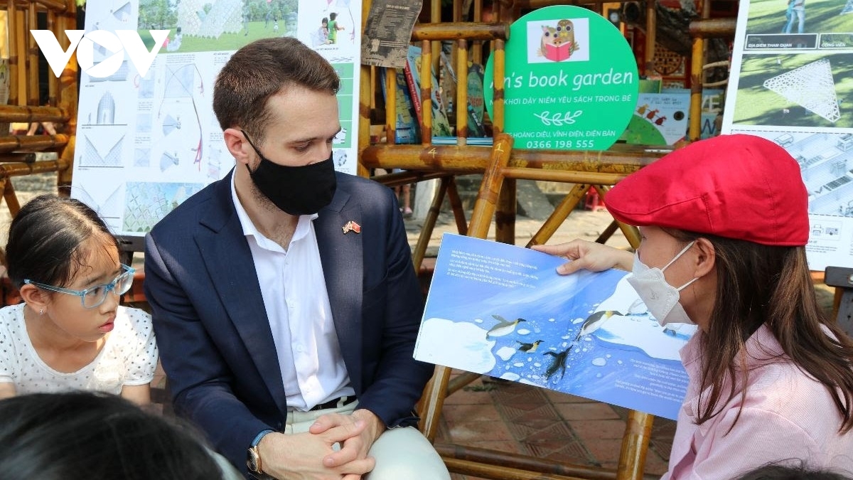 British Deputy Consul General in Ho Chi Minh City, Sam Wood and the group of Hoi An’s Reading Ambassadors, read books about the environment to children, raising awareness about environmental protection. (Photo: VOV).