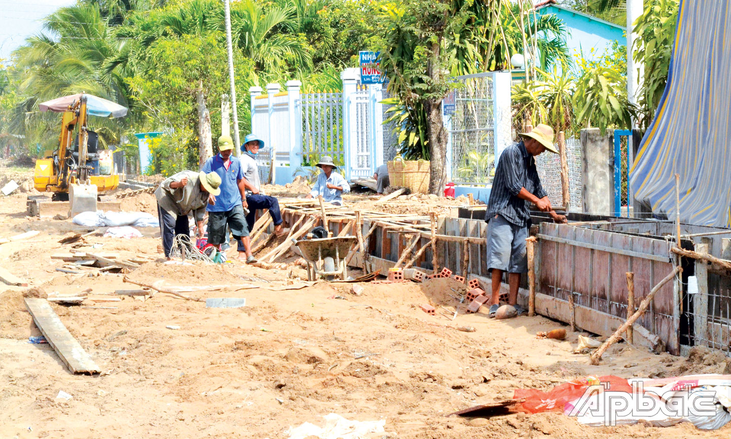 Thi công mở rộng huyện lộ 18 trên địa bàn huyện Gò Công Tây.