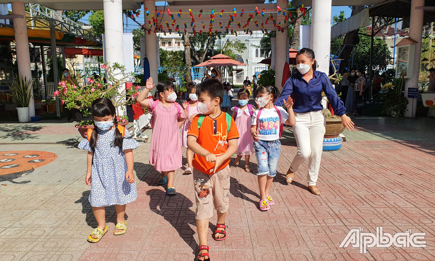 Trường Mầm non Lê Thị Hồng Gấm diễn tập đưa trẻ đến trường.