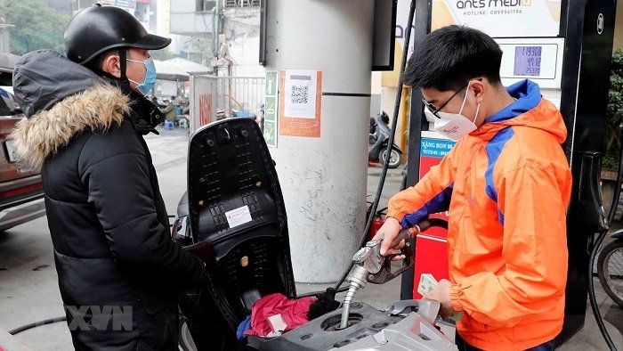 Petrol prices continue to rise by nearly 1,000 VND per litre (Photo: VNA).