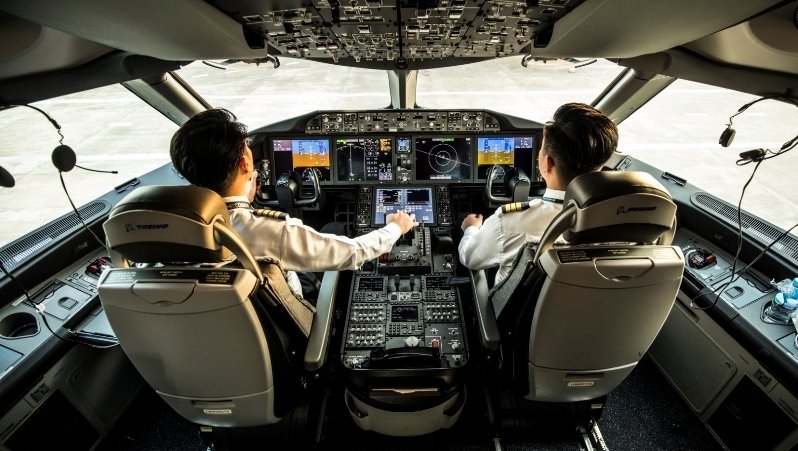 Pilots on a flight of Vietnam Airlines from Ho Chi Minh City to Kuala Lumpur. (Photo: Vietnam Airlines).