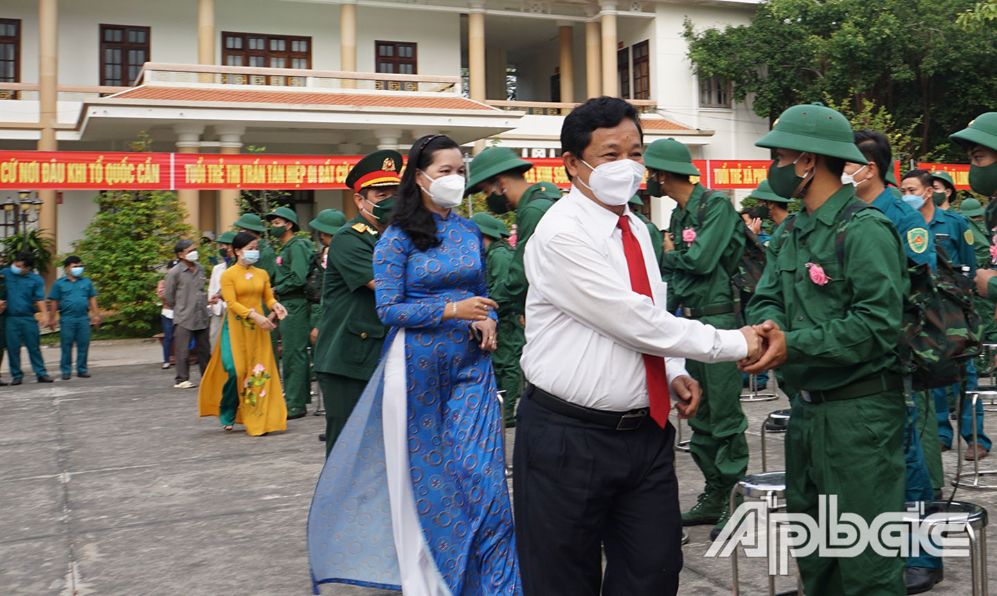 Bí thư Huyện ủy Châu Thành Trương Minh Tới động viên tân binh lên đường nhập ngũ.