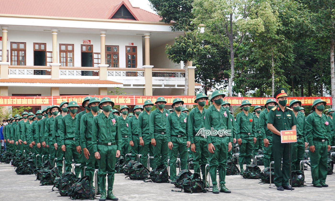 Thanh niên hăng háo lên đường nhập ngũ.