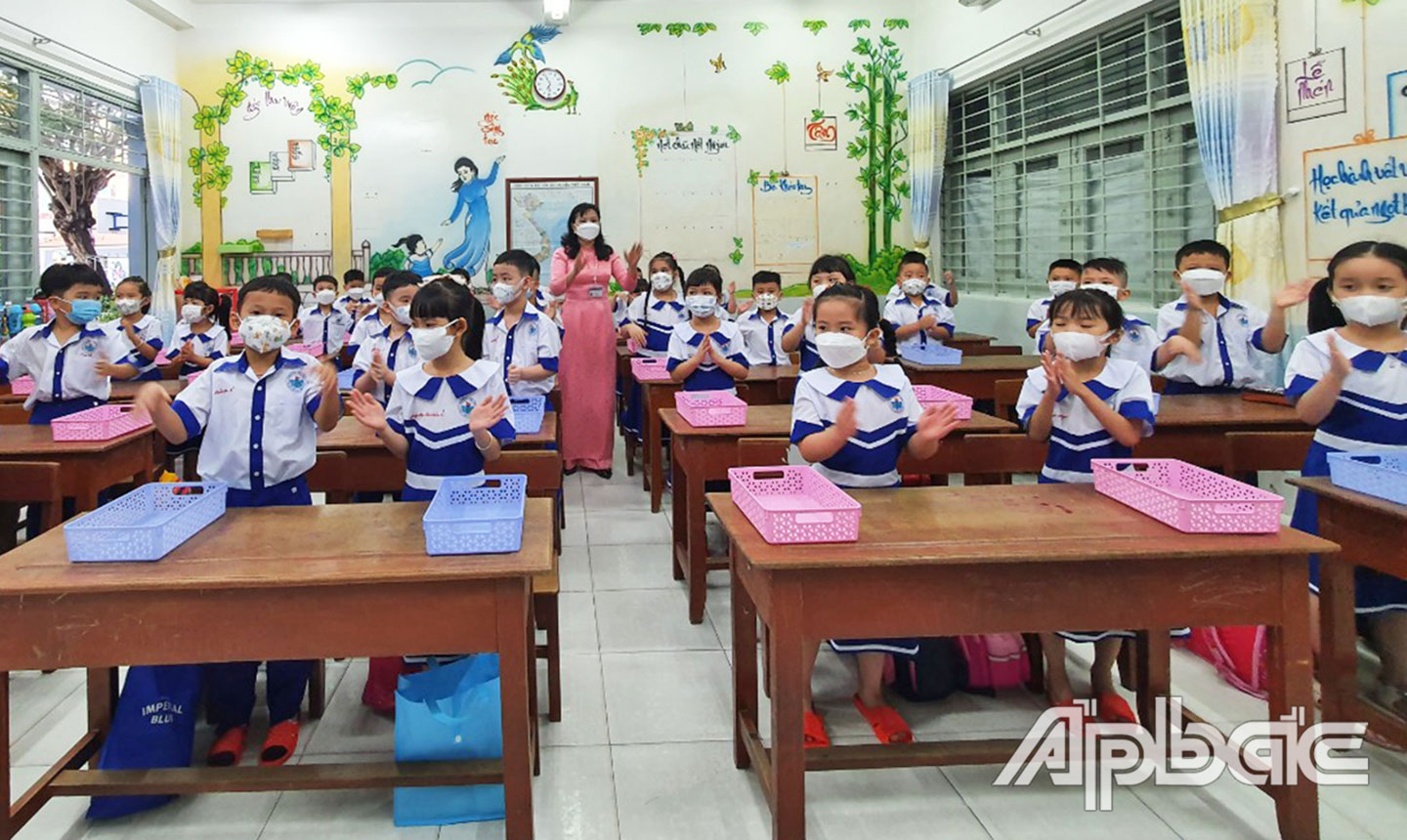 Học sinh Trường Tiểu học Thủ Khoa Huân đến trường học trực tiếp vào sáng ngày 21-2.