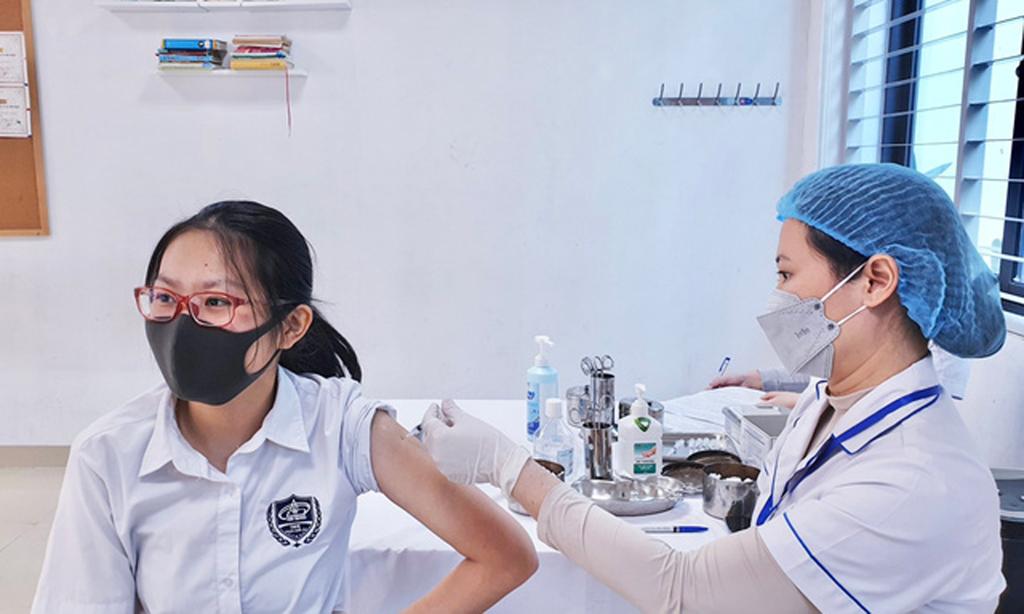 Đẩy mạnh và thần tốc hơn nữa việc tổ chức tiêm vaccine mũi thứ 3 cho người từ 18 tuổi trở lên, hoàn thành trong Quý I năm 2022; tiêm mũi thứ 2 cho trẻ em từ 12 đến dưới 18 tuổi, hoàn thành trong tháng 2 năm 2022.