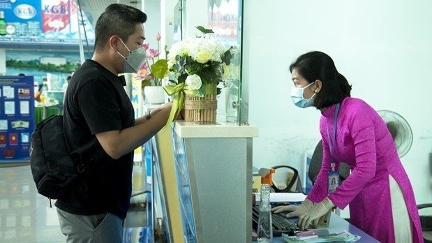 A passenger checks in at the airport. (Photo: VNA).