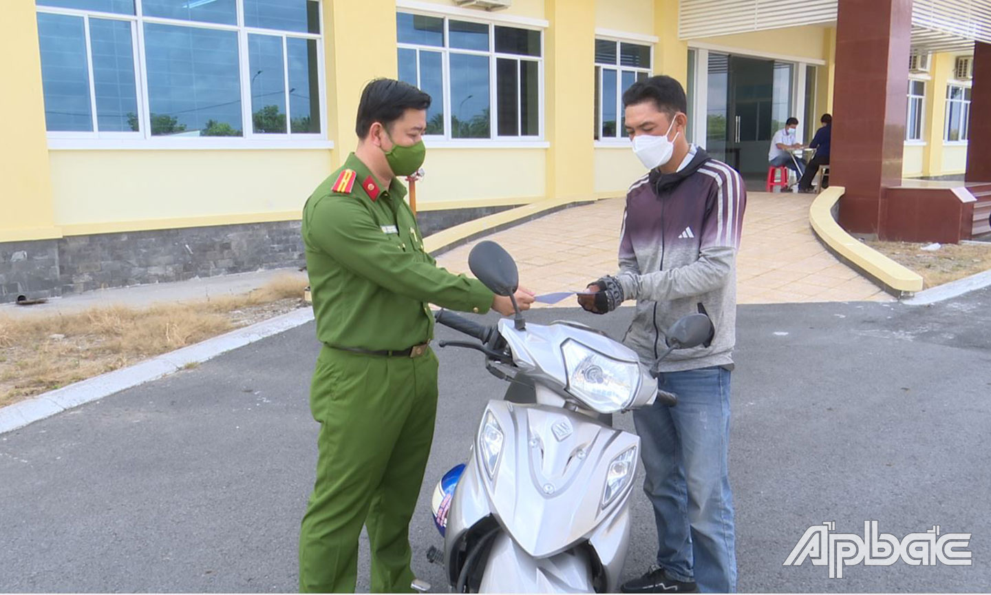 Công an huyện Cai Lậy trao trả tài sản cho anh Lê Thái Nguyên.  Ảnh: THANH VIỆT