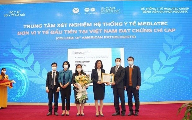 Deputy Minister of Health Tran Van Thuan (second from right) grants CAP Laboratory Accreditation to representatives from Medlatec analysis centre (Photo: qdnd.vn).