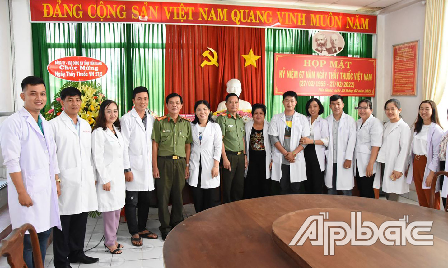 Đồng chí Đại tá Nguyễn Hồng Khắc - Phó giám đốc Công an tỉnh chụp ảnh lưu niệm cùng tập thể y bác sỹ Bệnh xá. ảnh Trọng Tín