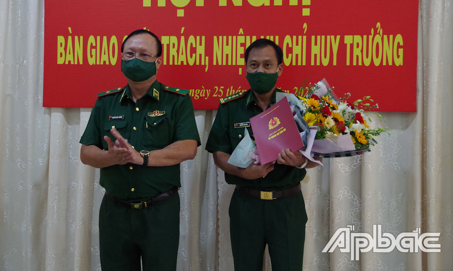 Thiếu tướng Nguyễn Hoài Phương, Phó Tư lệnh Bộ đội Biên phòng trao quyết định nghỉ chờ hưu cho đồng chí Đại tá Nguyễn Tiến Dũng, Phó Bí thư Đảng ủy, Chỉ huy trưởng Bộ Chỉ huy Bộ đội Biên phòng Tiền Giang