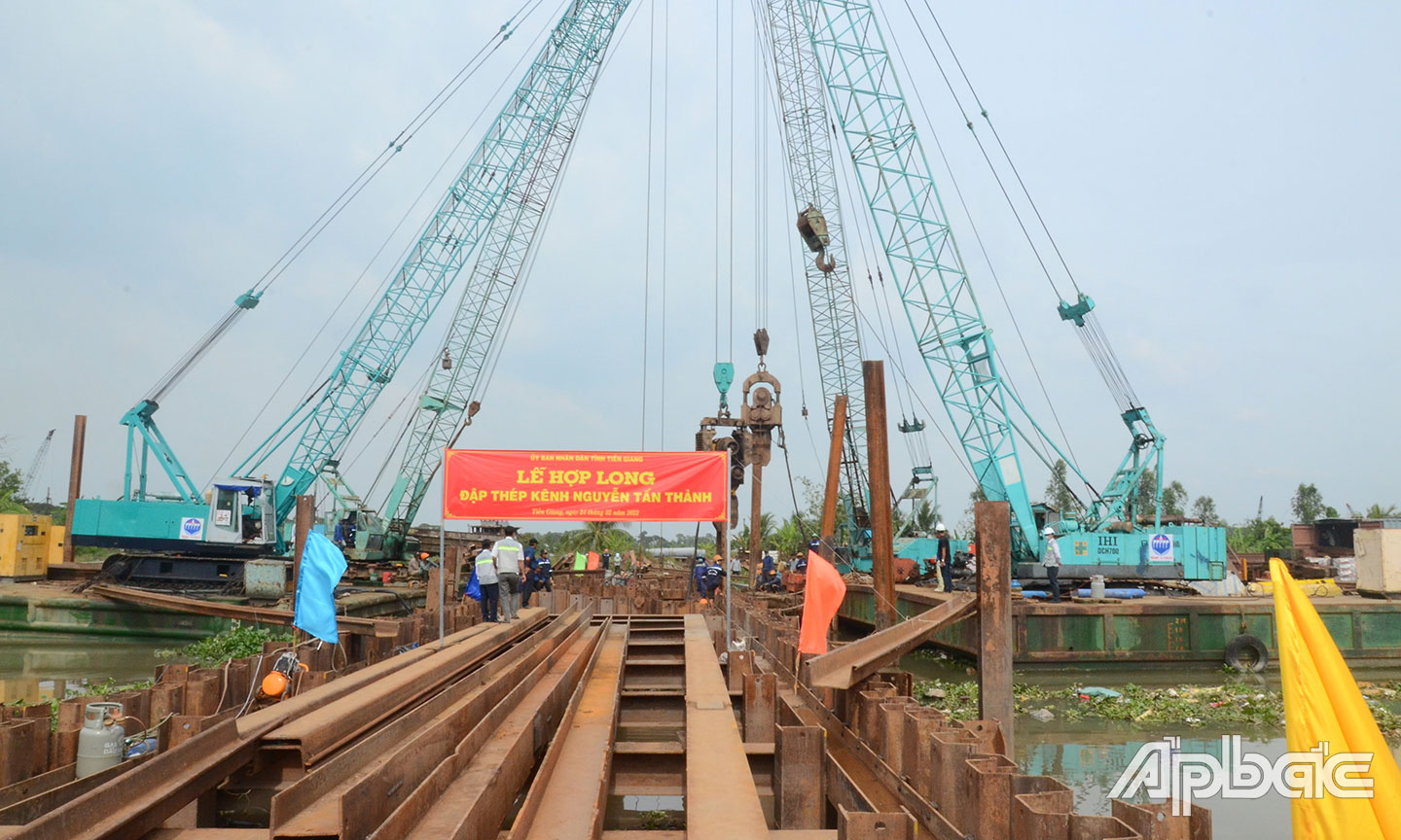 Tỉnh Tiền Giang đã triển khai nhiều giải pháp chủ động ứng phó với hạn, xâm nhập mặn (trong ảnh: Đập thép ngăn mặn trữ ngọt trên kênh Nguyễn Tấn Thành trên địa bàn huyện Châu Thành).