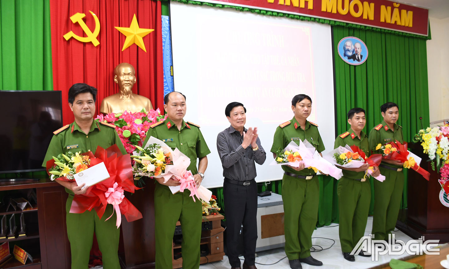 Đồng chí Nguyễn Văn Nhựt, Phó Giám đốc Ngân hàng Nhà nước Việt Nam chi nhánh Tiền Giang trao thưởng 1 tập thể và 5 cá nhân tham gia băt đối tượng cướp. Ảnh Đặng Thanh