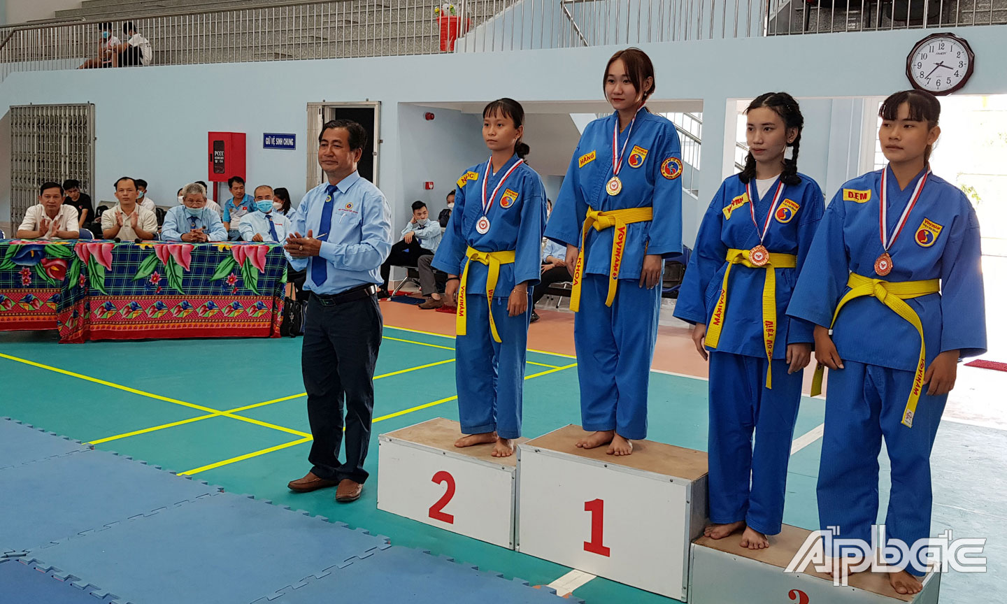 Võ sư Huỳnh Văn Hải, Chủ tịch Hội Vovinam tỉnh Tiền Giang trao giải Đối kháng nữ hạng cân dưới 42kg.