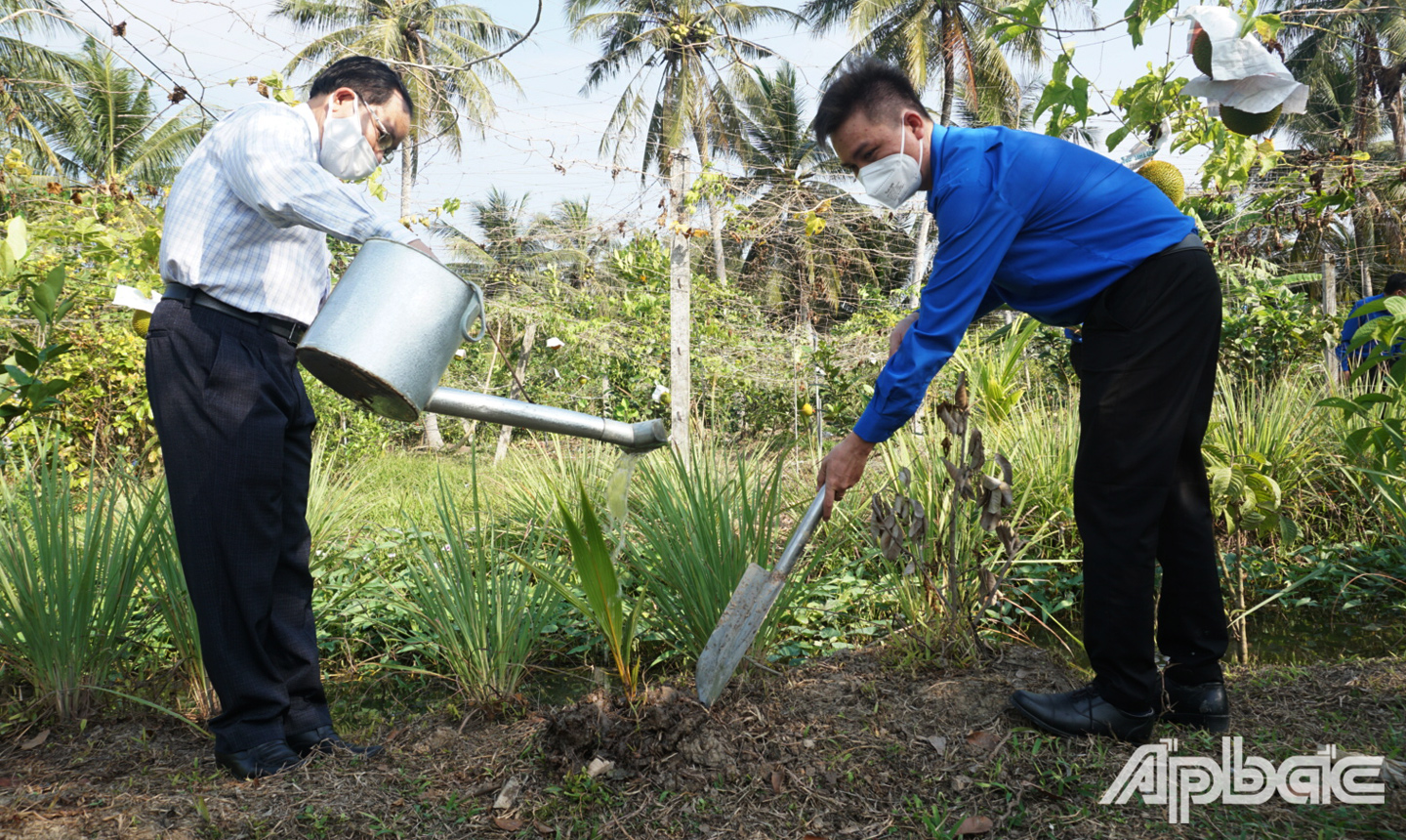 Thực hiện công trình: “ Vườn cây nghĩa tình” cho gia đình chính sách