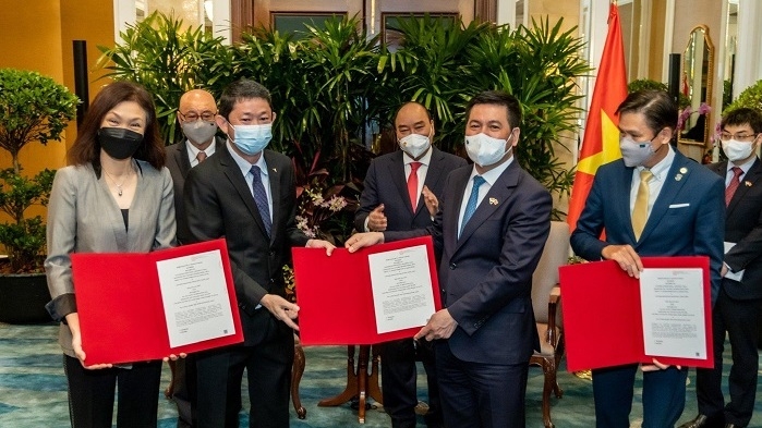 At the signing ceremony of the MoU on the establishment of the Vietnam-Singapore Industry 4.0 Innovation Centre (Photo courtesy of Becamex IDC).