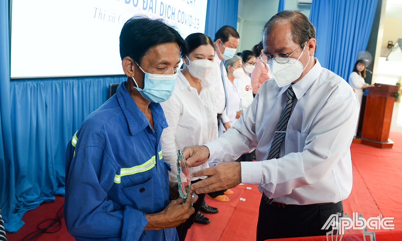 Lãnh đạo TX. Cai Lậy gửi tặng biểu trưng tượng niệm, tưởng nhớ người đã mất do dịch Covid-19.