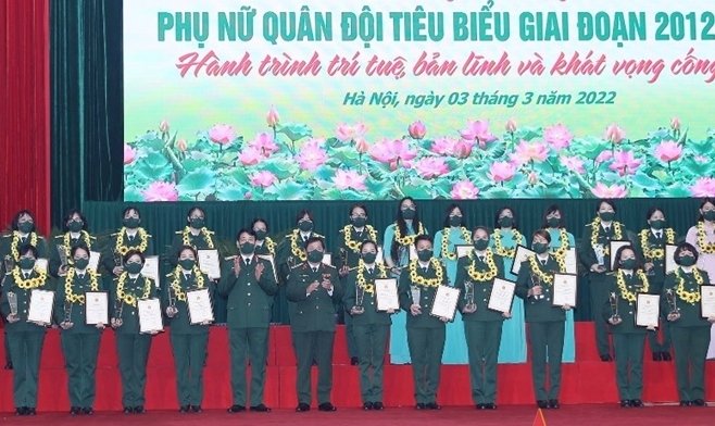 Outstanding military women honoured at the programme (Photo: qdnd.vn).