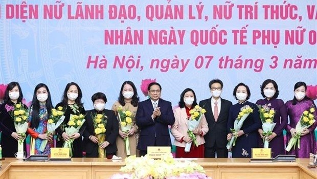 (Source: NDO)  Prime Minister Pham Minh Chinh (sixth from left) meets with female delegates (Photo: VNA).