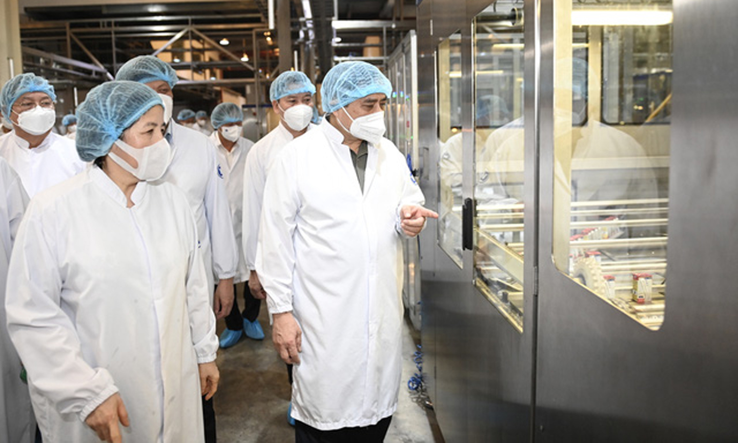 Tới thăm và làm việc với Công ty sữa Vinamilk, Thủ tướng Phạm Minh Chính ghi nhận Vinamilk là đơn vị “vừa sản xuất vừa chiến đấu”, góp phần cùng cả nước thực hiện mục tiêu kép. Ảnh VGP/Nhật Bắc