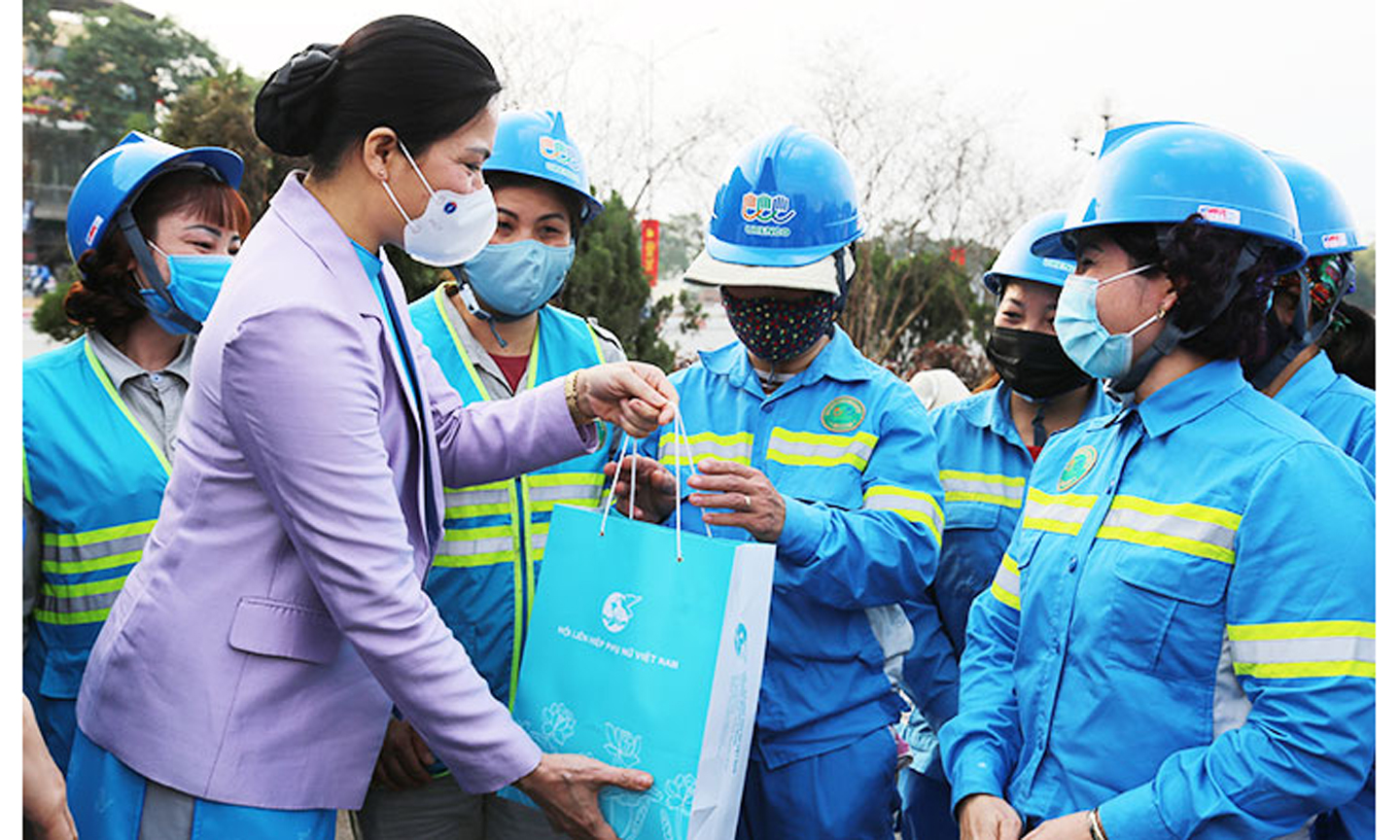 Đồng chí Hà Thị Nga trao quà tặng nữ công nhân lao động.