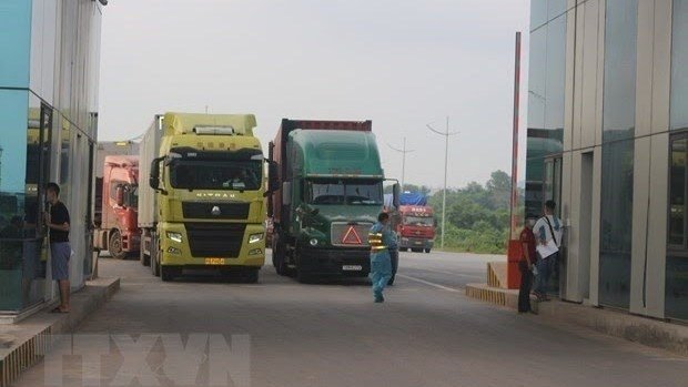 Vehicles crossing Mong Cai border gate in Quang Ninh (Photo: VNA).